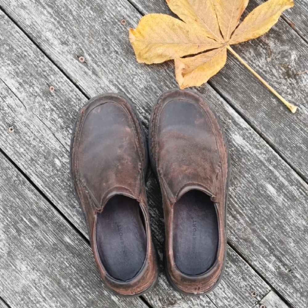 Rockport womens dark brown distressed preppy loafers. Size 7.5